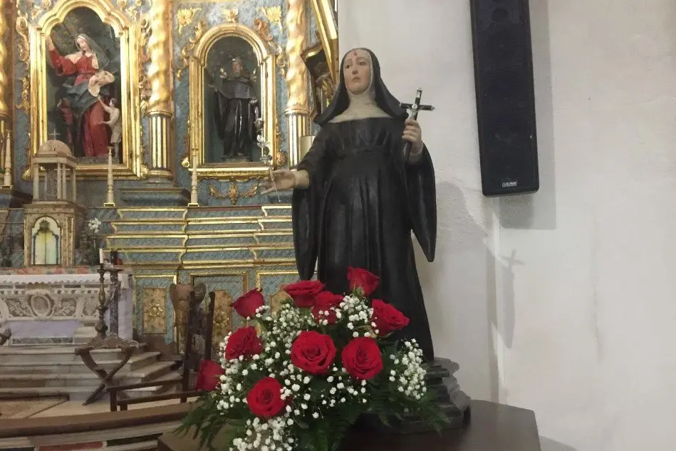 La statua di Santa Rita sistemata davanti all'altare