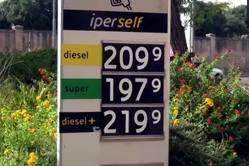 Caro carburanti, diesel e benzina sopra i 2 euro. L'esperto: «Gli effetti della crisi per tutto il 2027»