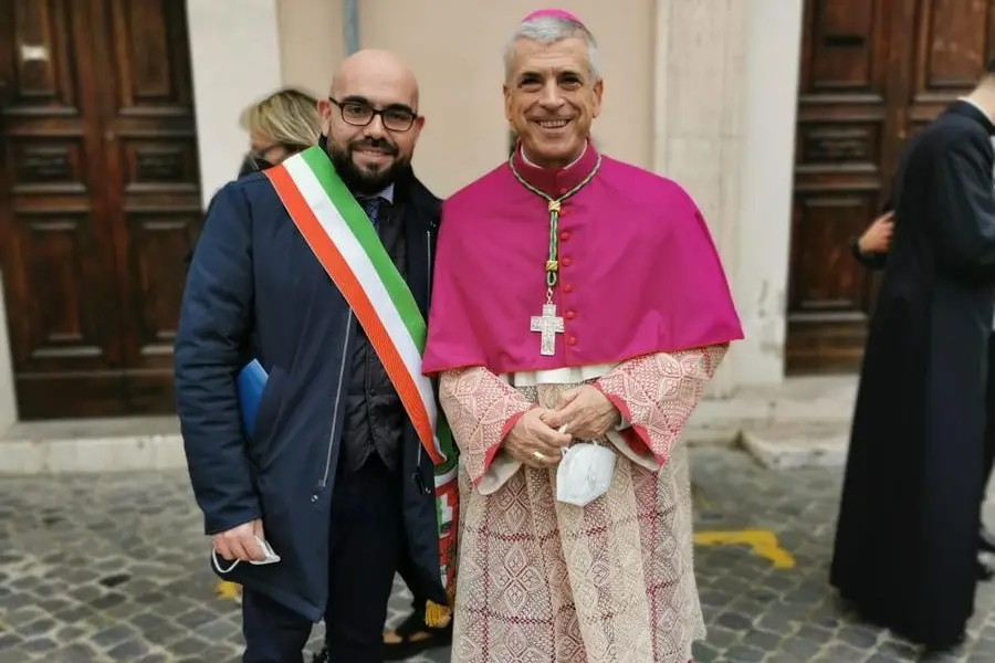 L'uscita della cattedrale del vescovo di Terni Francesco Antonio Soddu col sindaco di Usini Antonio Brundu (foto Tellini)