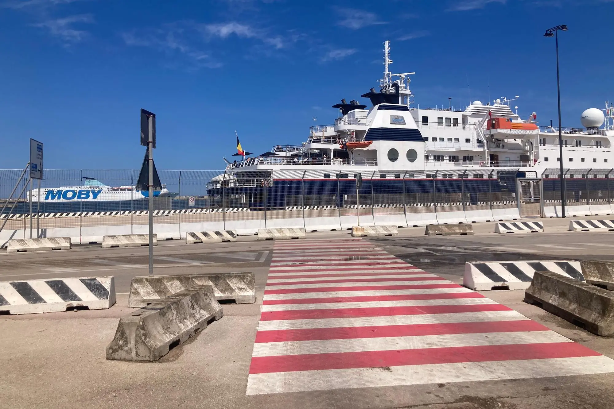 Il porto commerciale di Porto Torres ( foto Pala)