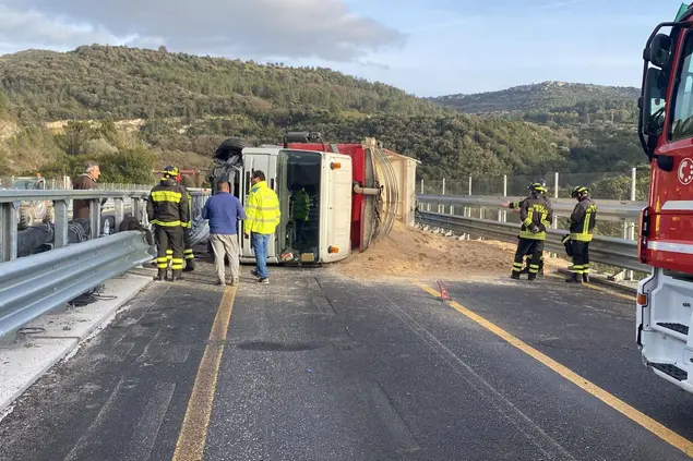 L'incidente stradale che sta paralizzando il traffico sulla 131 (L'Unione Sarda)