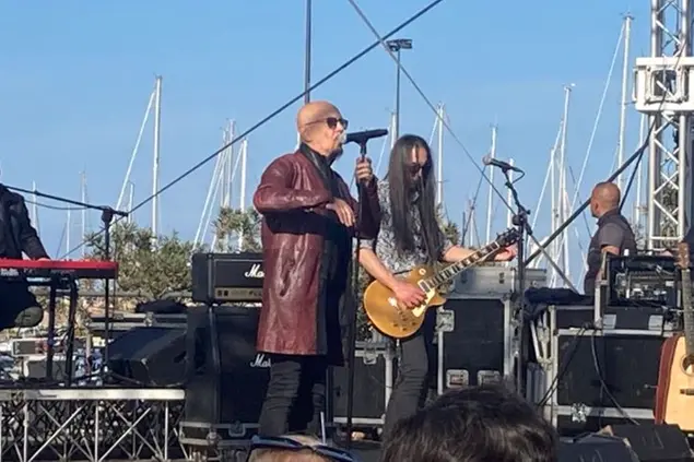 Enrico Ruggeri sul palco a Porto Torres (Foto: Pala)