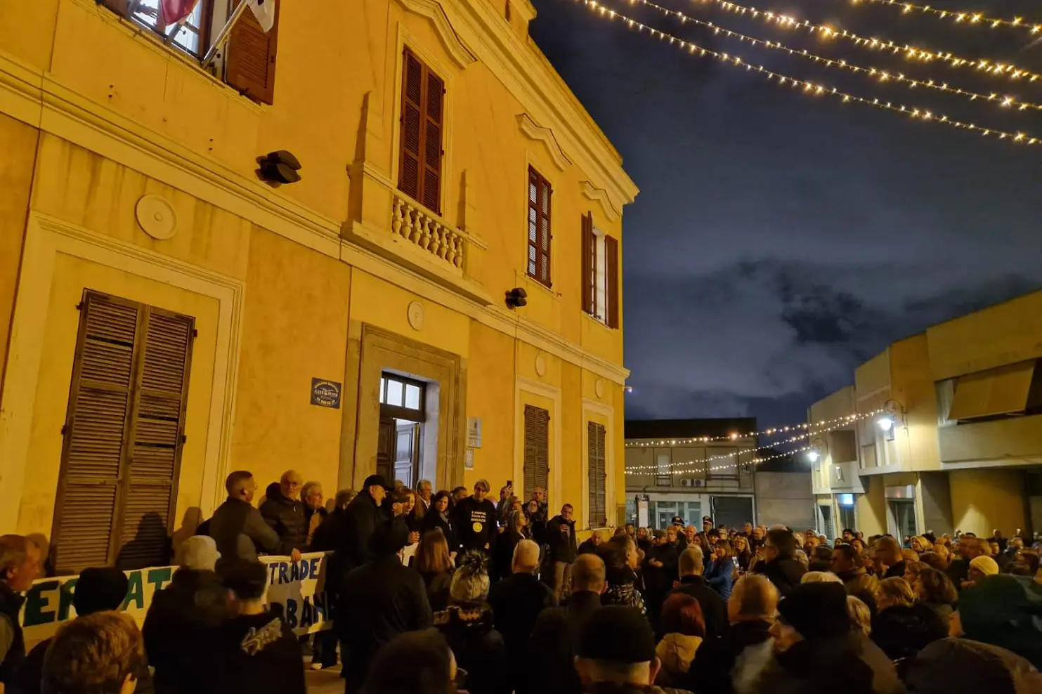 Il sit-in fuori dal Municipio a Monserrato (foto Lao)
