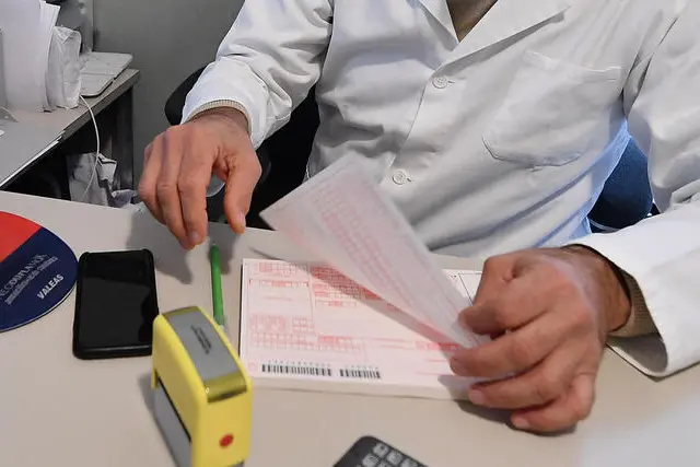 Un medico di base compila una ricetta nel suo studio a Roma, 30 ottobre 2020. ANSA / ETTORE FERRARI