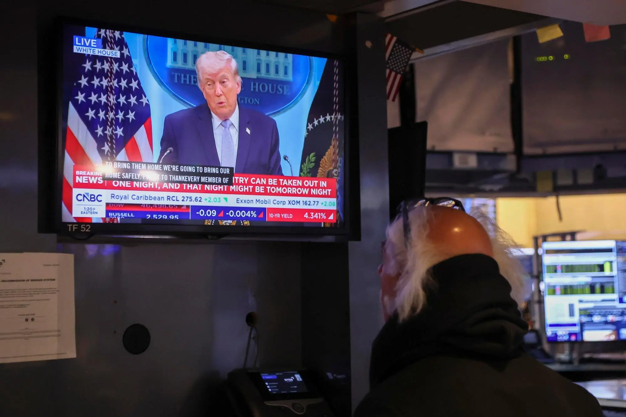 epaselect epa12872398 A trader watches a screen that shows US President Donald Trump speaking during a press conference on the Iran war at the New York Stock Exchange in New York, New York, USA, 06 April 2026. EPA/SARAH YENESEL