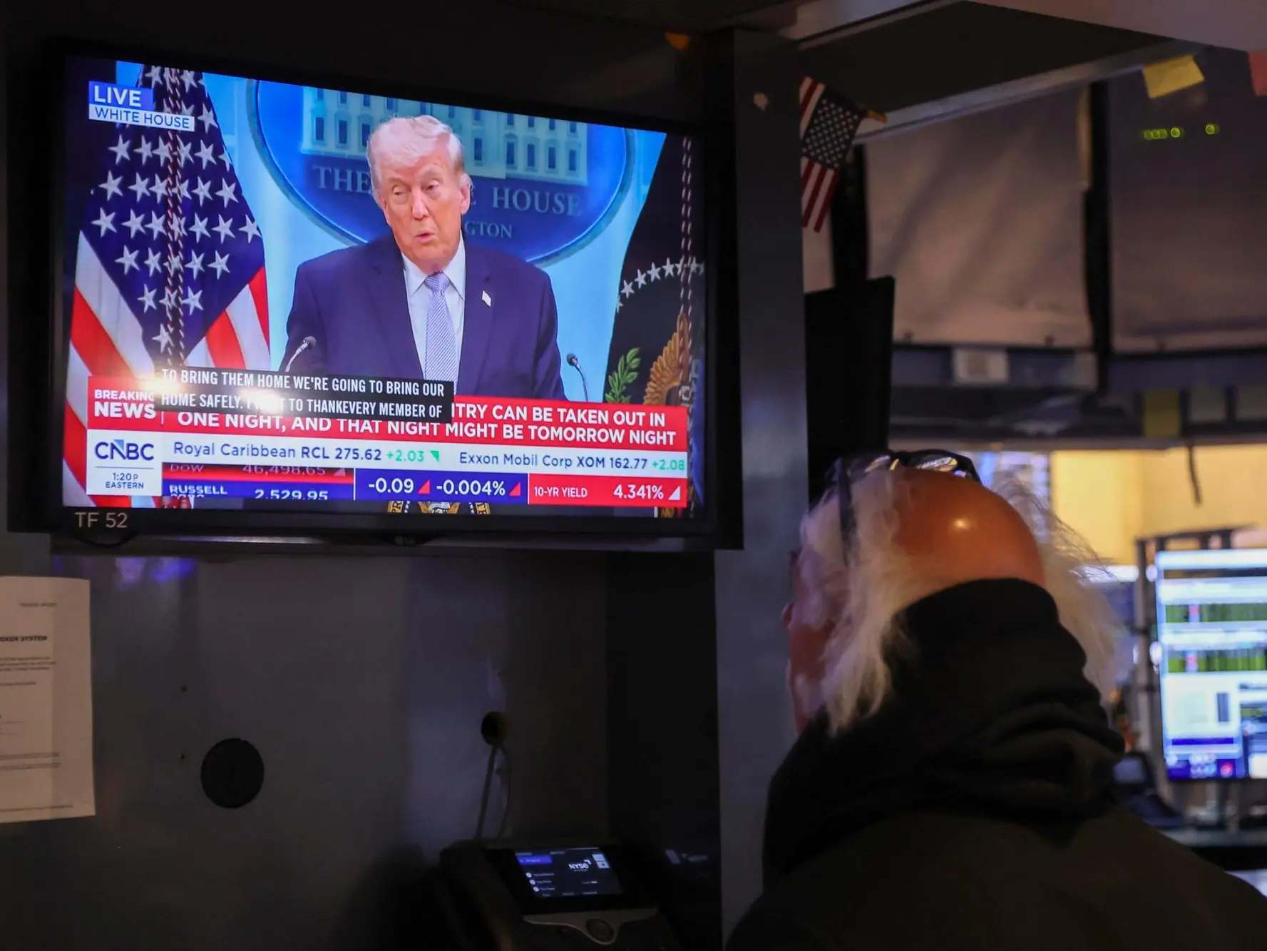 Scade oggi l’ultimatum di Trump, l’Idf agli iraniani: «Non prendete il treno». Media: «Mojtaba in stato di incoscienza» - <a href=& epaselect epa12872398 A trader watches a screen that shows US President Donald Trump speaking during a press conference on the Iran war at the New York Stock Exchange in New York, New York, USA, 06 April 2026. EPA/SARAH YENESEL