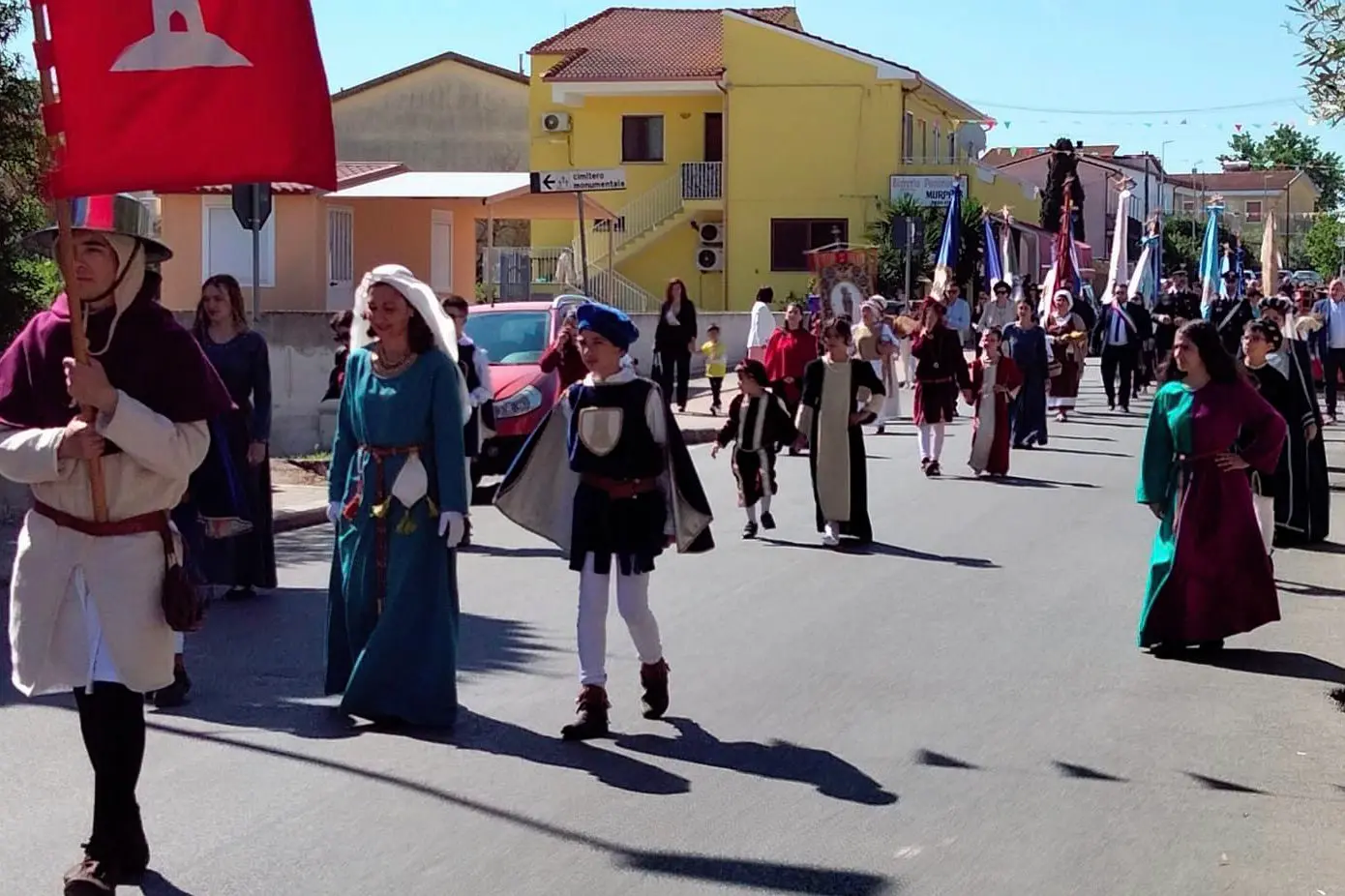La processione in costume medievale (foto Antonio Caria)