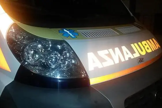 Un'ambulanza, immagine simbolo (Ansa)