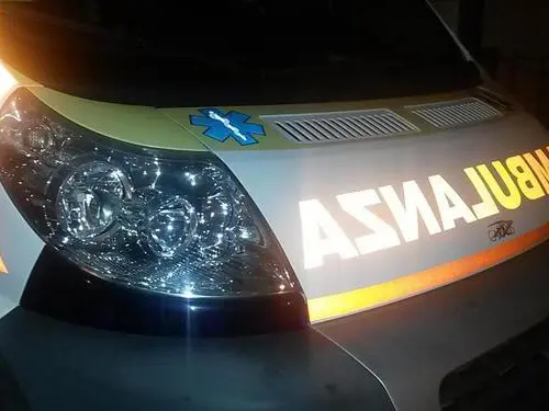 Un'ambulanza, immagine simbolo (Ansa)