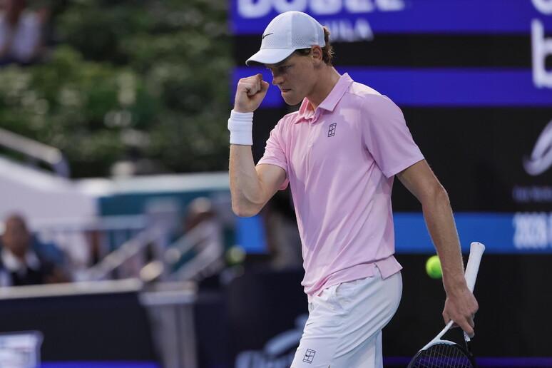 Sinner, buona la prima a Montecarlo: vittoria 6-3, 6-0 con Humbert, avanti anche Berrettini e Cobolli