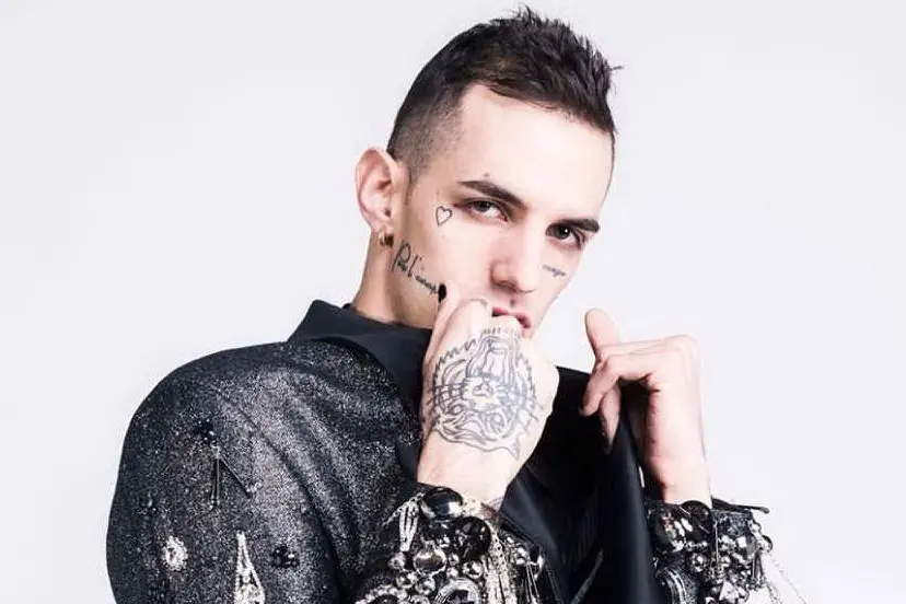 Achille Lauro con "Me ne frego"