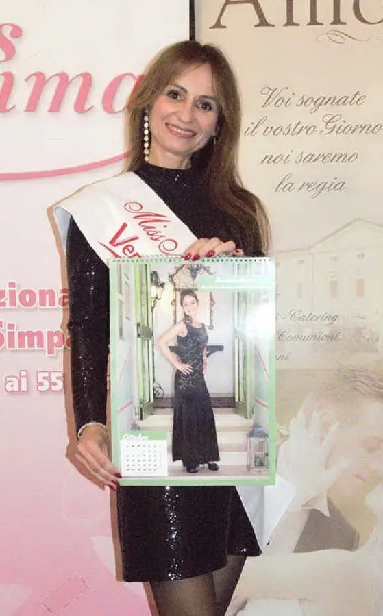 Daniela Murru con la sua immagine sul calendario (foto concessa dall'organizzazione)