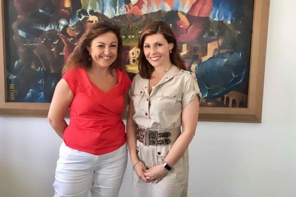 Barbara Serra (a destra) insieme al sindaco Paola Massidda (foto L'Unione Sarda - Scano)