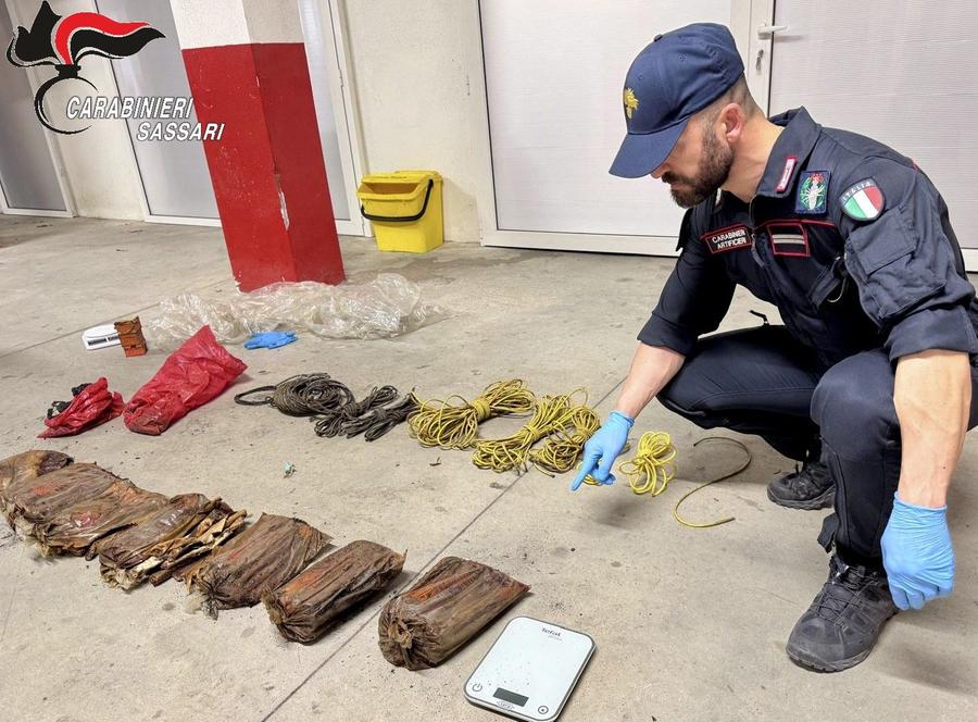 Telti: micce ed esplosivi abbandonati nel terreno. Arrivano gli artificieri