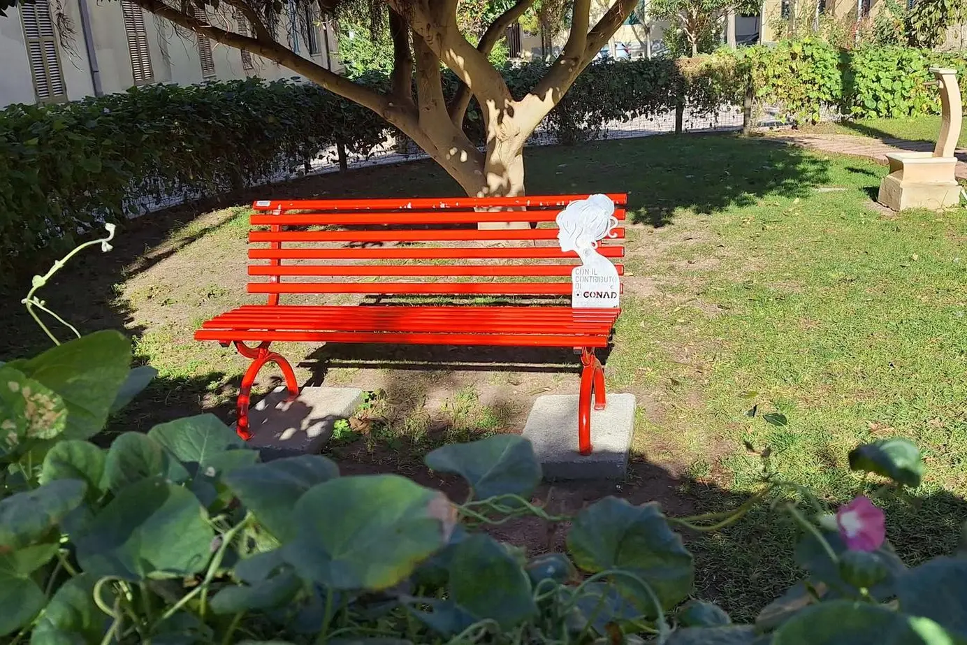 La panchina rossa nel quartiere di Sant'Agostino