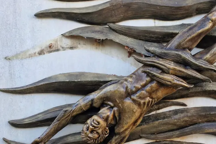 Il monumento ai Caduti vandalizzato a Porto Torres (foto Pala)