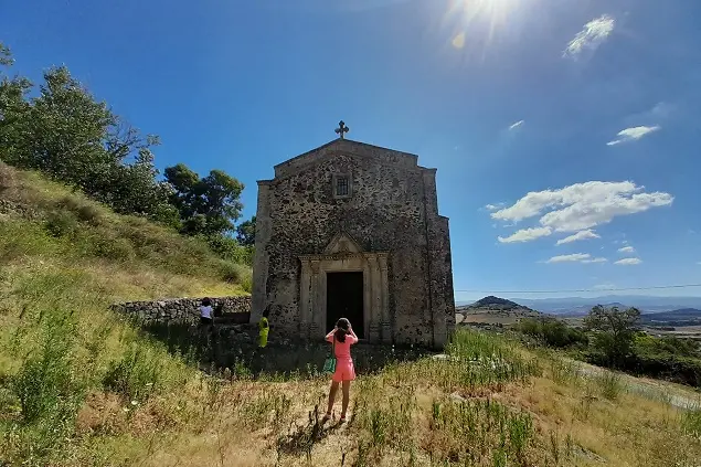 La visita alla Chiesa di Santa Maria Iscalas (foto Caria)