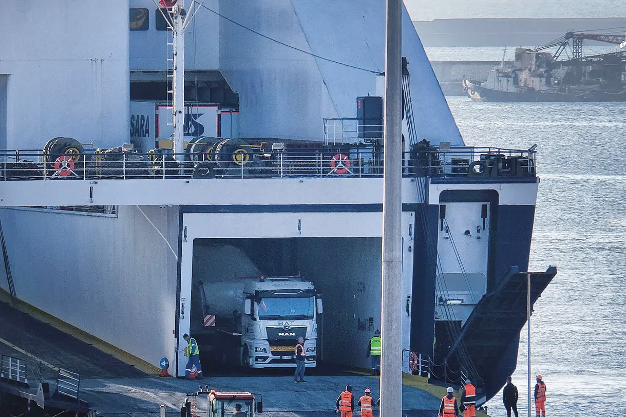 Imbarco di un camion al porto di Cagliari (foto Ungari)