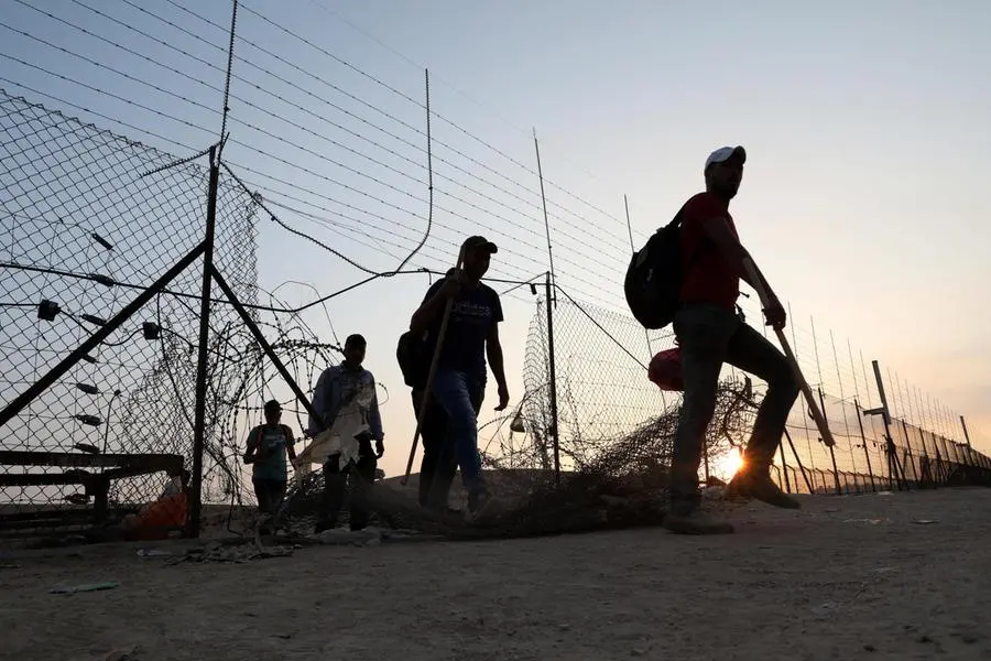 Palestinesi attraversano il confine (Ansa)