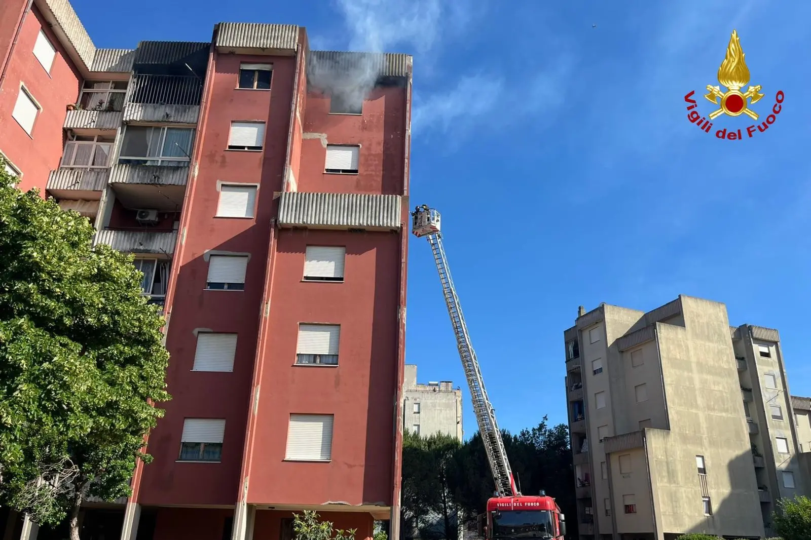 Vigili del fuoco in azione per spegnere l'incendio in una palazzina a Guspini