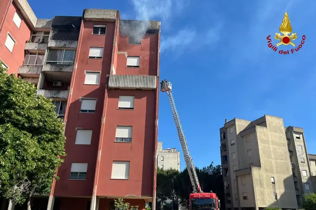 Vigili del fuoco in azione per spegnere l'incendio in una palazzina a Guspini