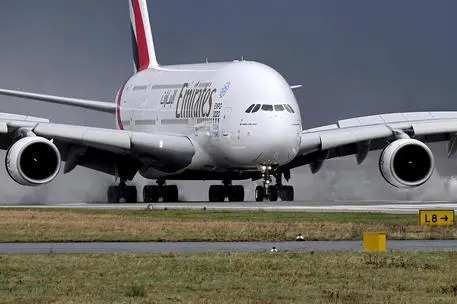 Un aereo Emirates (foto Ansa)
