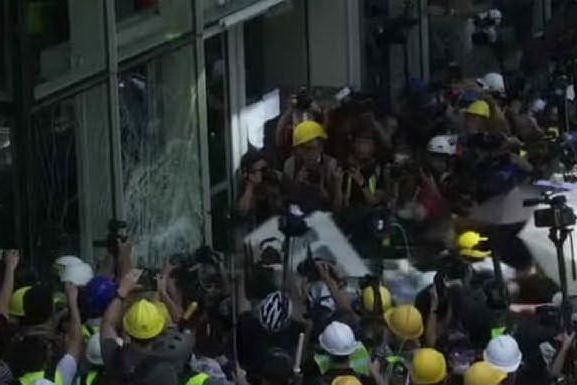 Guerriglia urbana a Hong Kong, le immagini choc della repressione