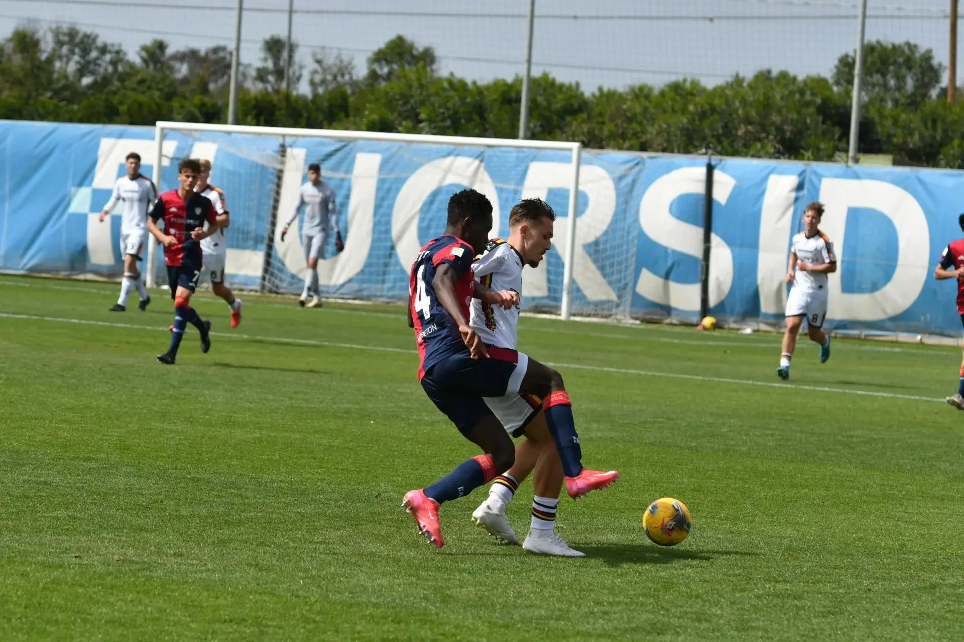 Joseph Liteta, centrocampista del Cagliari Primavera, in un'azione di gioco (foto Spano)