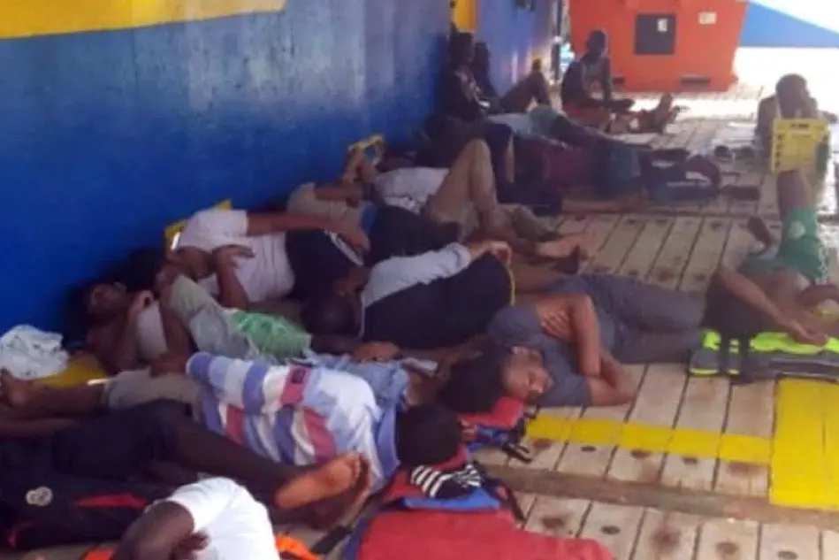 Un gruppo di migranti a bordo della Sarost in un'immagine twittata da InfoMigrants Francais