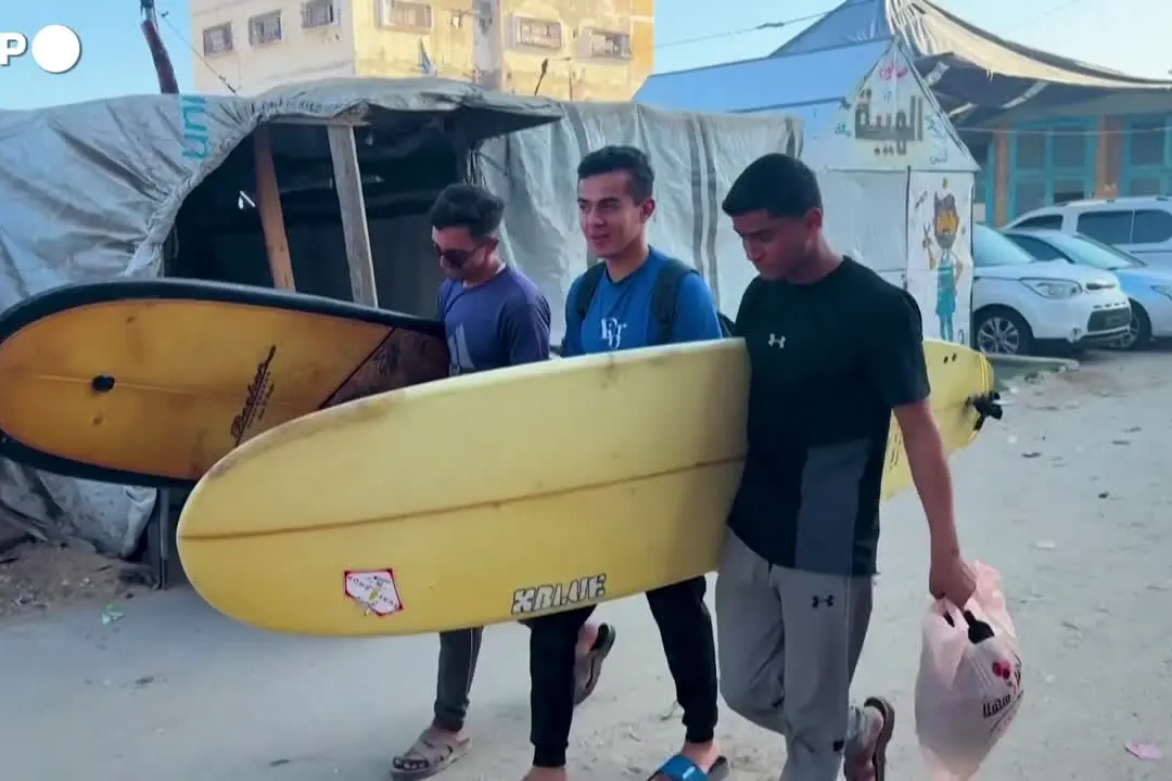 A Gaza, il surf diventa sopravvivenza: "Ci permette di respirare"