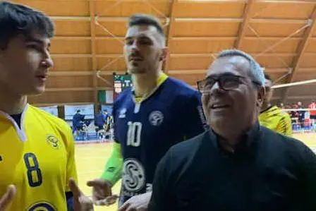 L'allenatore del Sarroch, Angelo Mocci, durante un time out (L'Unione Sarda - Fornasier)