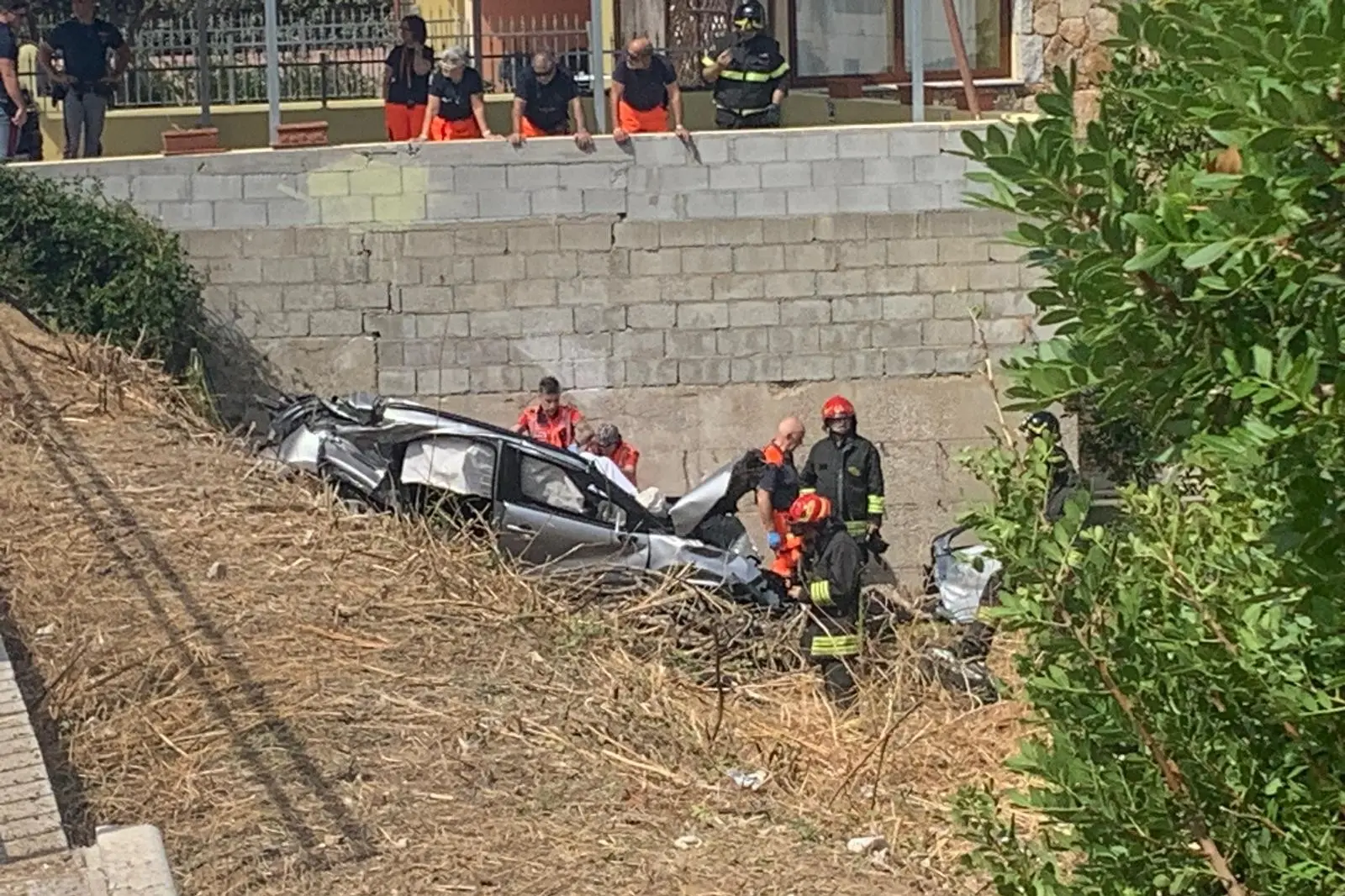 L'auto distrutta (Foto: Fabrizio Ungredda)