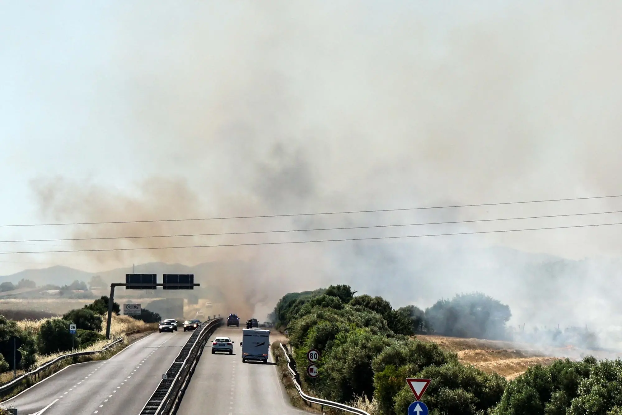 Il fumo sulla 130 (Foto: Angelo Cucca)