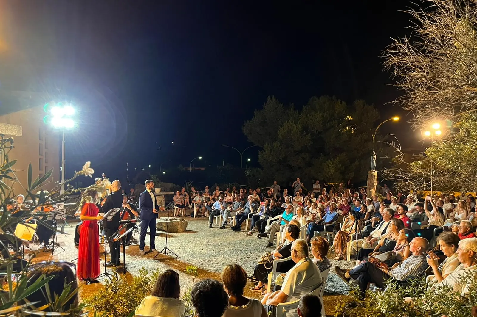 Il concerto dello scorso anno nella piazza di Solanas (foto Serreli)