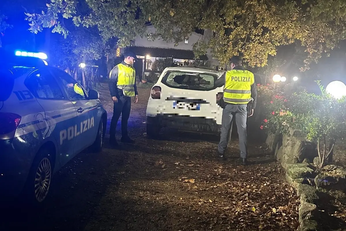 Le auto della Icm di Pavia che lavora alla diga di Cumbidanovu crivellate di colpi a Montes Orgosolo