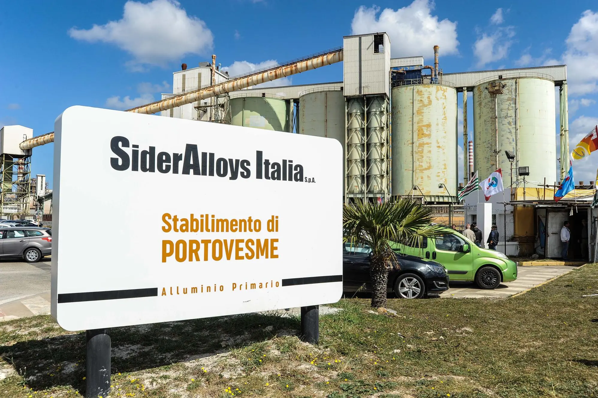 Portovesme 29-3-2019 - i rappresentanti sindacali della Sider Alloys riuniti per la conferenza stampa davanti alla fabbrica - foto Angelo Cucca