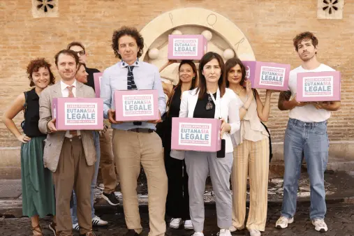 Eutanasia legale, le firme consegnate al Senato