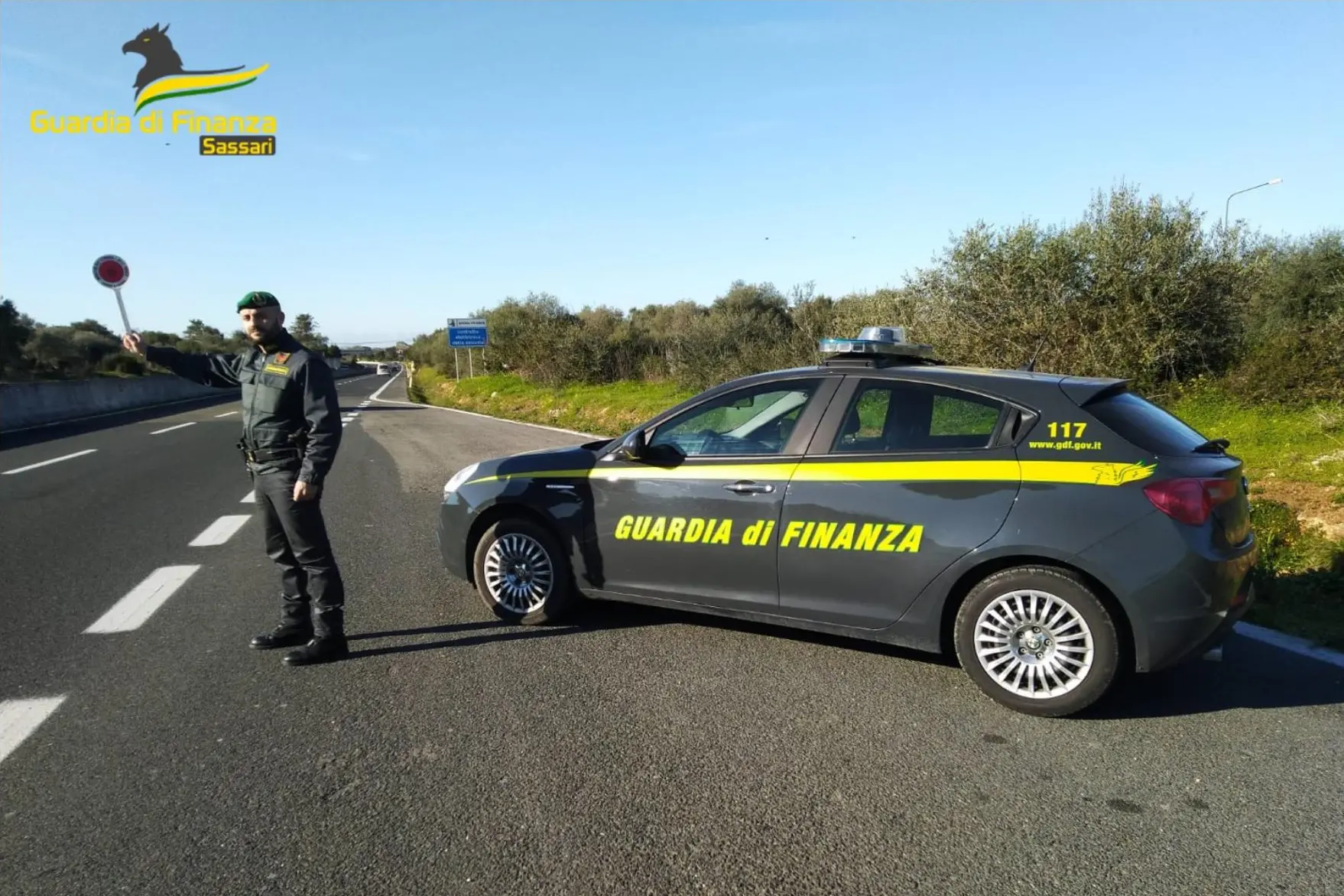 Un posto di controllo (foto Guardia di finanza)