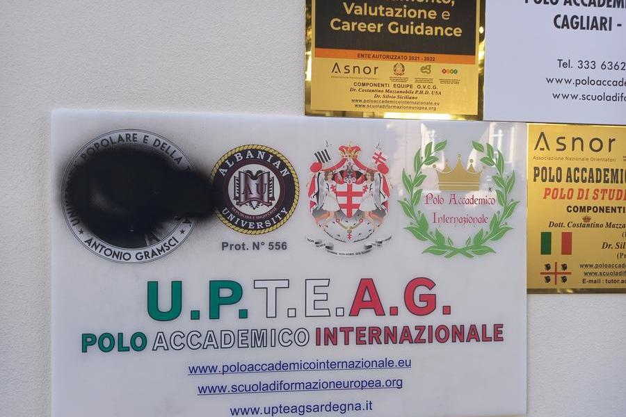 Imbrattata la targa dell’Università popolare e della terza età a Cagliari