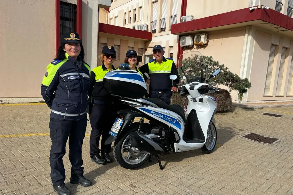 Gli agenti della polizia locale di Capoterra (foto Murgana)