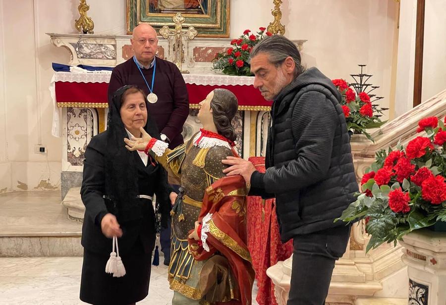 Il rito della festa  non si ferma: c’è la vestizione