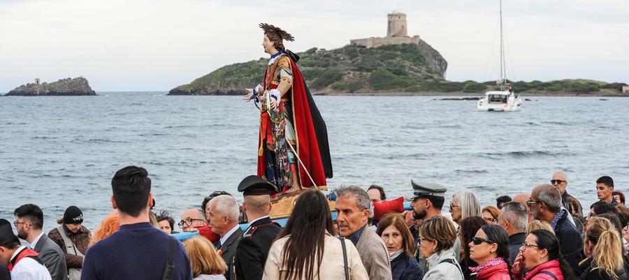 Sant’Efisio a Nora, processione in spiaggia con il bagno di folla