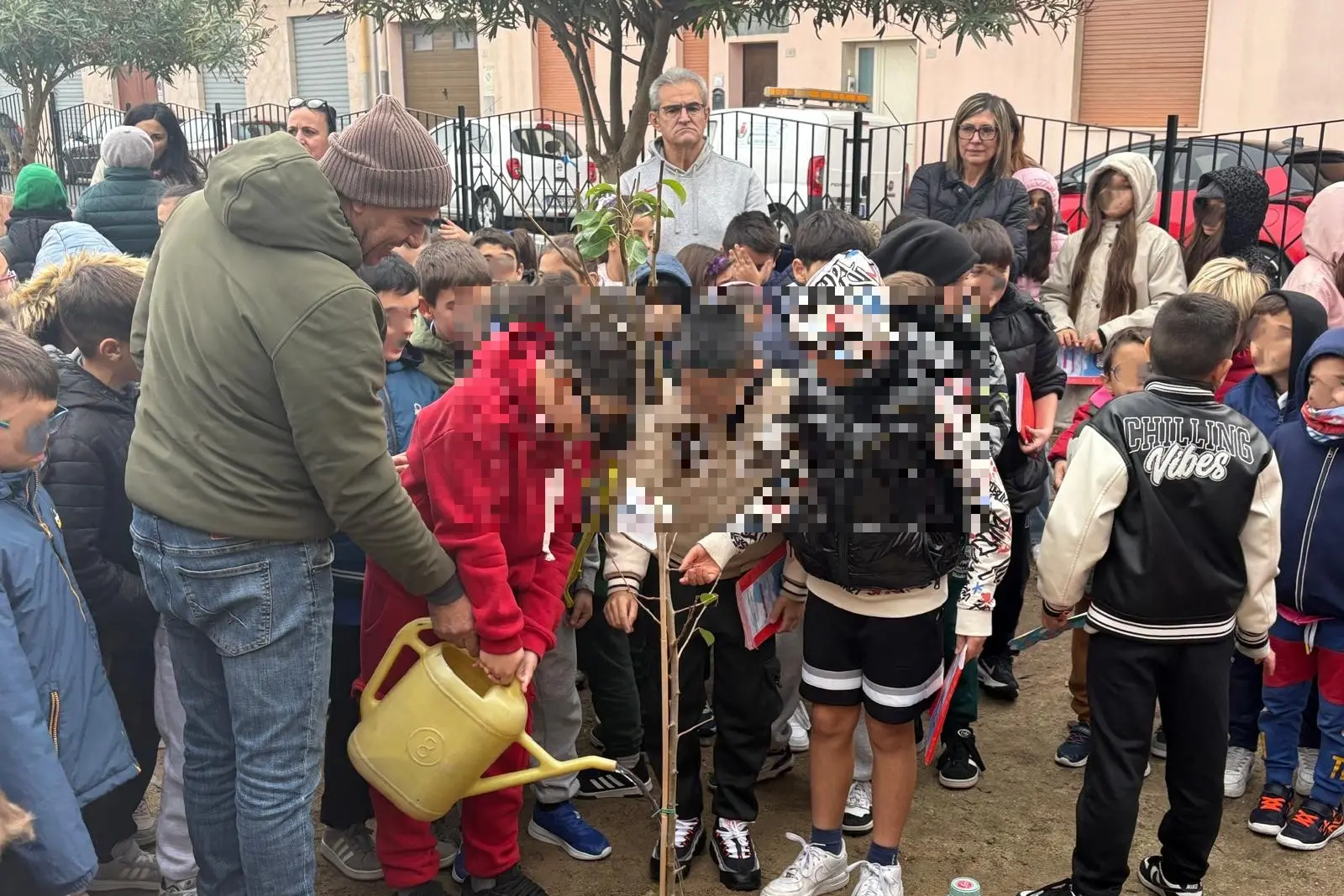 Bambini innaffiano una pianta