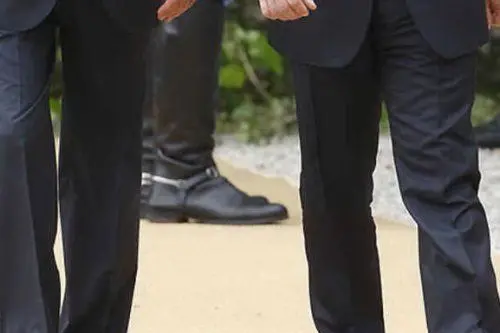 Berlusconi-Sarkozy, scarpe rialzate per i due leader