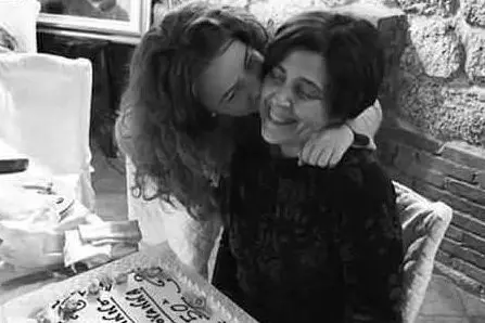 Maria Giovanna Ruggiu con la figlia il giorno della festa dei 50 anni