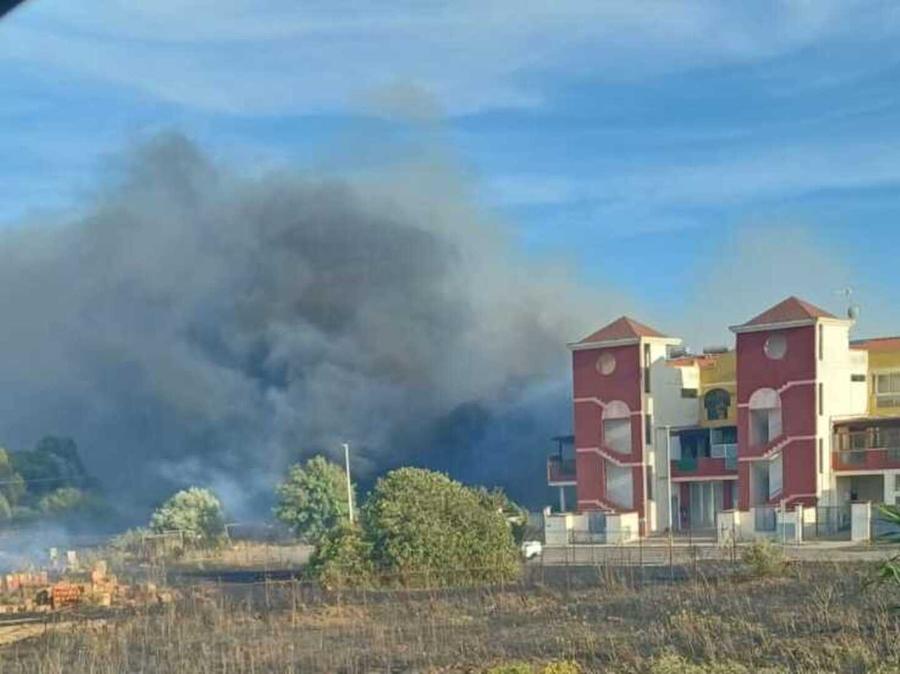Rogo a ridosso della 554, fumo e traffico nel caos