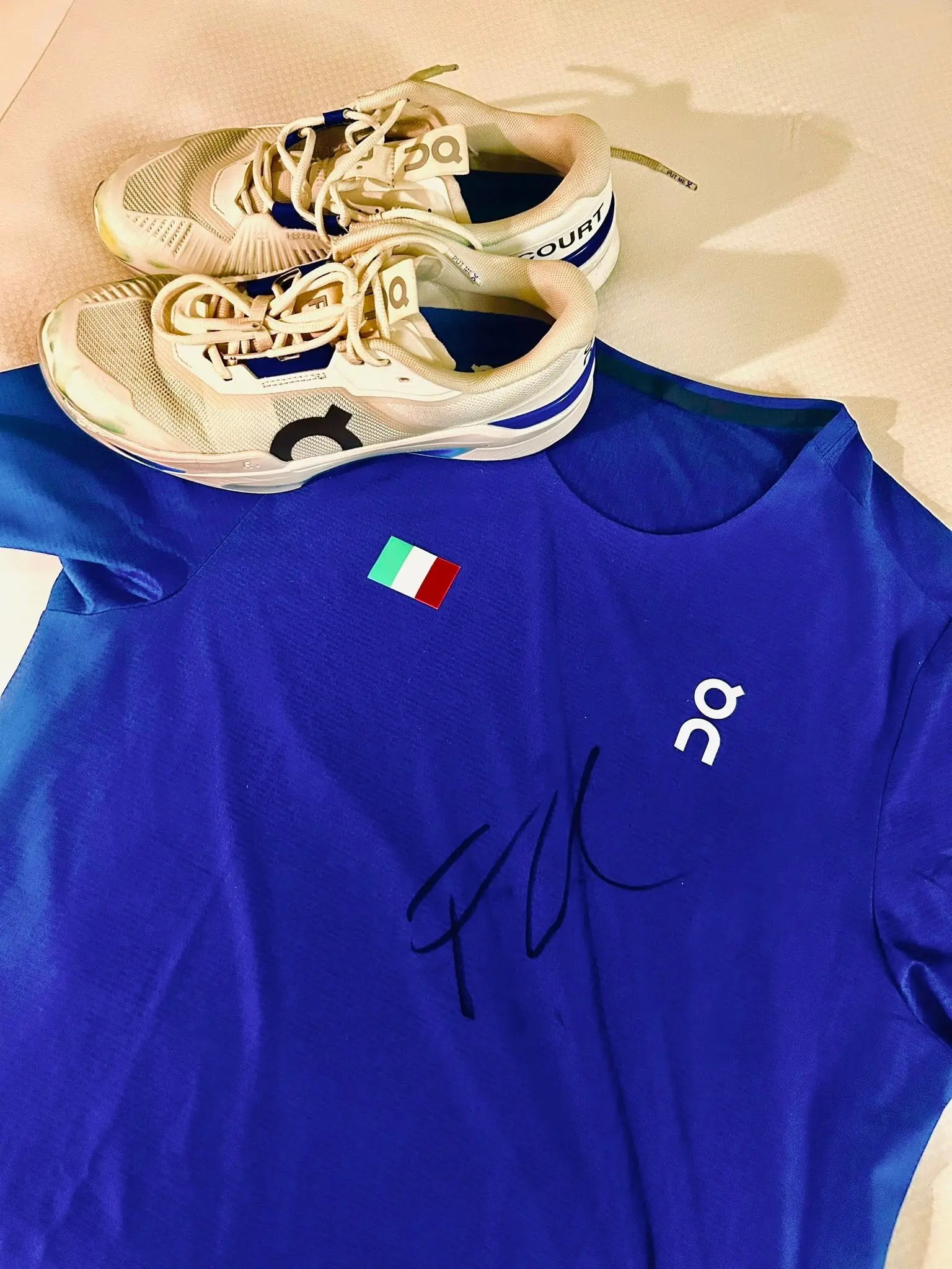 La maglia e le scarpe di Flavio Cobolli usate per la vittoria della Coppa Davis (foto p. c.)