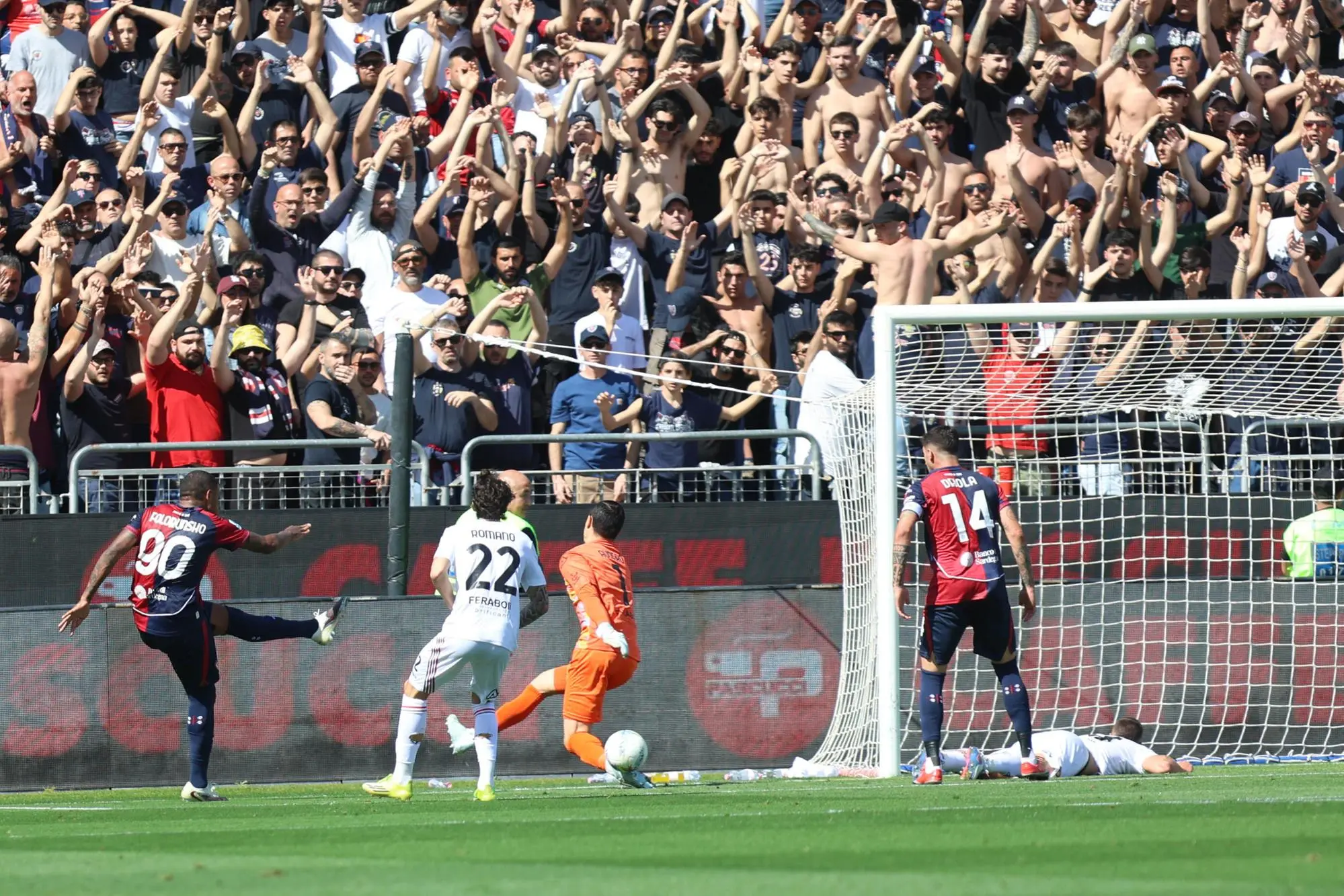 Michael Folorunsho al tiro nel primo tempo di Cagliari-Cremonese (foto Ansa)