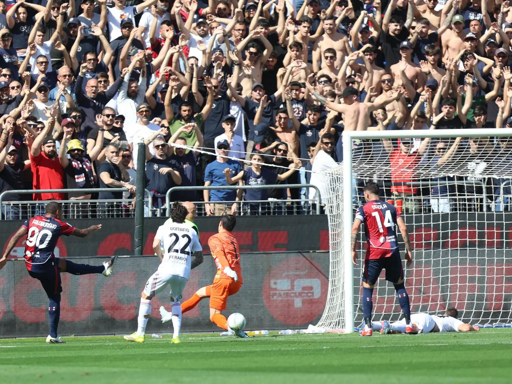 Michael Folorunsho al tiro nel primo tempo di Cagliari-Cremonese (foto Ansa)