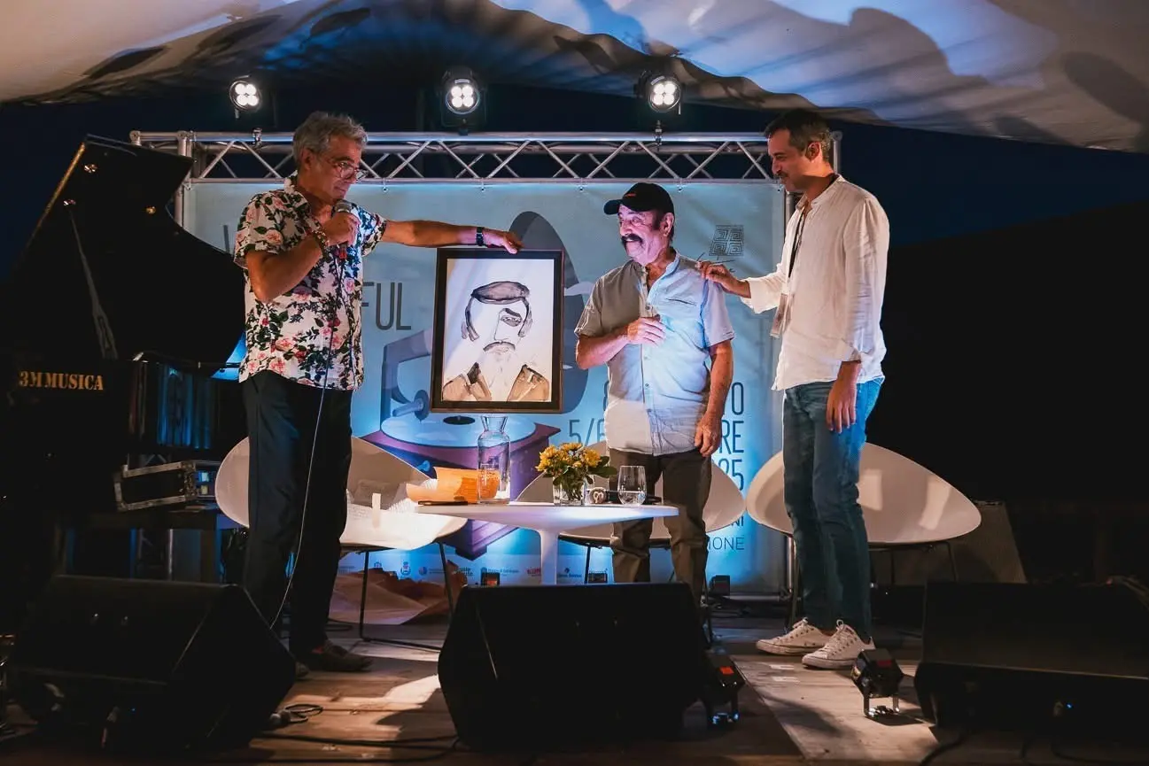Benito Urgu con Paolo Fresu e Jacopo Cullin sul palco di Berchidda, in dono il ritratto firmato Marras (Foto Time in Jazz/Francesca Sara Cauli)